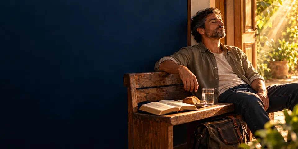 Homem descansa num banco de madeira, de olhos fechados e rosto voltado para o sol; ao lado, uma Bíblia aberta, pão e um copo d’água.